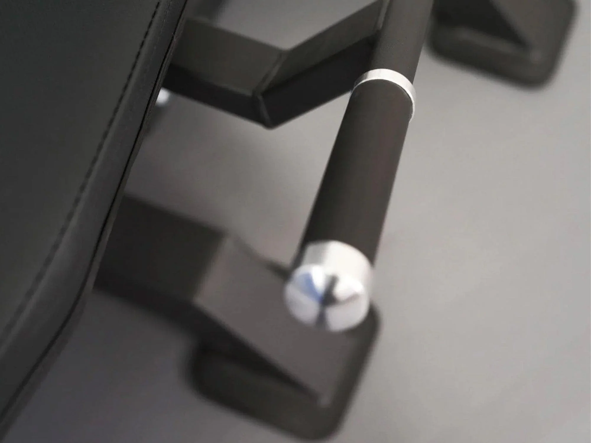 L4 Pro Series Plate Loaded Leg Extension & Prone Leg Curl - Image 4